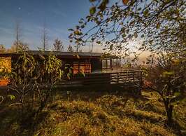 Traditional Cottage with Jacuzzi andLake