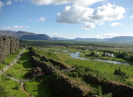 Traditional Cottage with Jacuzzi andLake
