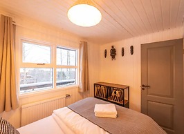 Traditional Cottage with Jacuzzi andLake