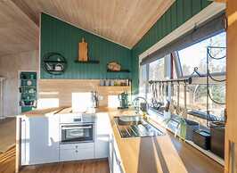 Traditional Cottage with Jacuzzi andLake