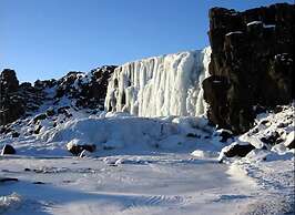 Traditional Cottage with Jacuzzi andLake