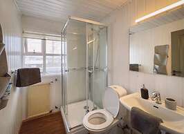 Traditional Cottage with Jacuzzi andLake