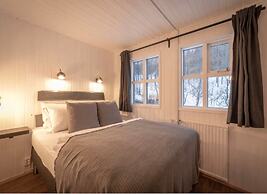 Traditional Cottage with Jacuzzi andLake