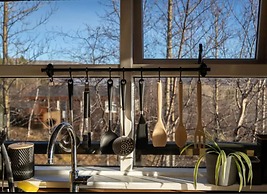 Traditional Cottage with Jacuzzi andLake