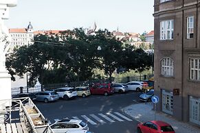 Spacious 2 Bedroom Apartment With Nice Terrace