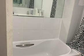 Charming 2-bed House in London
