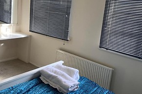 Charming 2-bed House in London