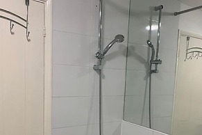 Charming 2-bed House in London