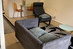 Charming 2-bed House in London