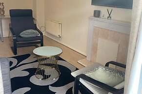 Charming 2-bed House in London