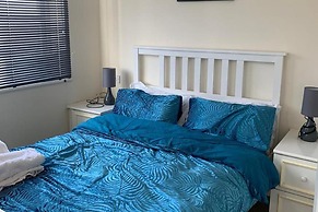 Charming 2-bed House in London