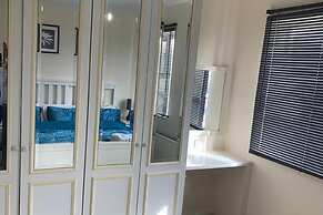 Charming 2-bed House in London
