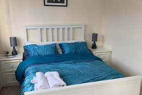 Charming 2-bed House in London