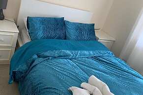 Charming 2-bed House in London