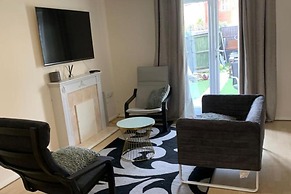 Charming 2-bed House in London