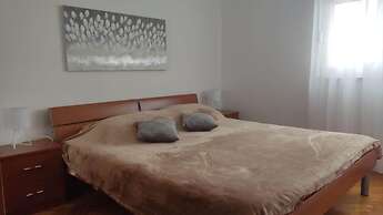 Immaculate Apartment in Center City With Parking