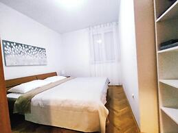 Immaculate Apartment in Center City With Parking