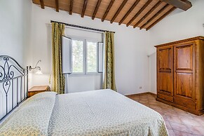 Oliva Family Apt Shared Pool,volterra