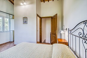 Oliva Family Apt Shared Pool,volterra