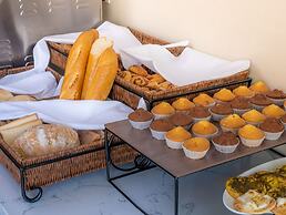 S Plaza Suites Hotel