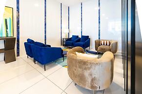 S Plaza Suites Hotel