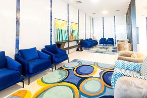 S Plaza Suites Hotel