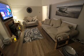 Inviting 2-bed Apartment in Rhos-on-sea Sleeps 6
