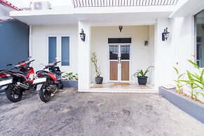 OYO 2975 House Of Mahira Syariah