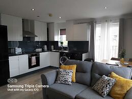 Stylish & Cosy 2 bed Flat With Parking & Bfast