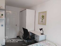 Stylish & Cosy 2 bed Flat With Parking & Bfast