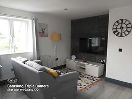 Stylish & Cosy 2 bed Flat With Parking & Bfast