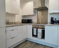 Stunning 2-bed Serviced Apartment in Swindon