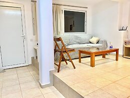 Gorgeous White Marsis Apartment in Paros