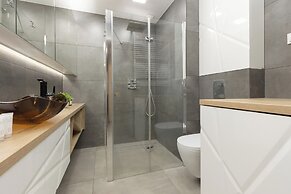 Modern Zoliborz Apartment by Renters