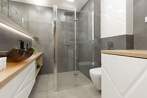 Modern Zoliborz Apartment by Renters
