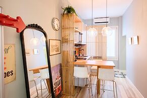 Stylish Flat w Balcony 8 min to Istiklal Ave