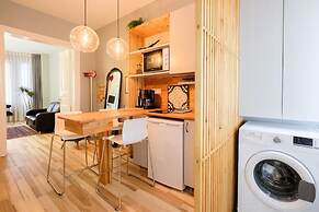 Stylish Flat w Balcony 8 min to Istiklal Ave