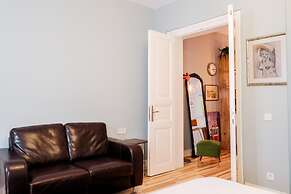 Stylish Flat w Balcony 8 min to Istiklal Ave