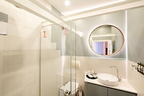 Stylish Flat w Balcony 8 min to Istiklal Ave