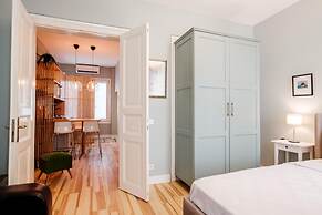 Stylish Flat w Balcony 8 min to Istiklal Ave