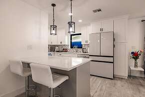 Modern Spacious Home With Pool Jacuzzi