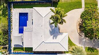 Modern Spacious Home With Pool Jacuzzi