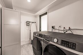 Modern Spacious Home With Pool Jacuzzi