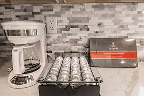 Modern Spacious Home With Pool Jacuzzi