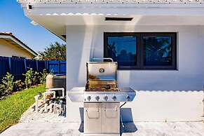 Modern Spacious Home With Pool Jacuzzi