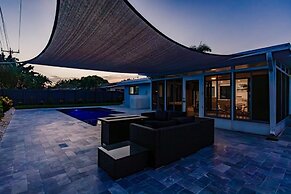 Modern Spacious Home With Pool Jacuzzi