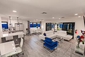 Modern Spacious Home With Pool Jacuzzi