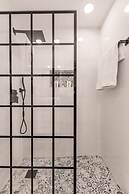 Modern Spacious Home With Pool Jacuzzi