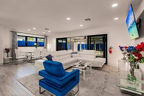 Modern Spacious Home With Pool Jacuzzi