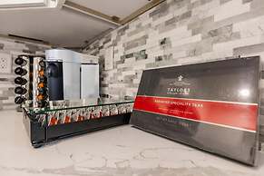 Modern Spacious Home With Pool Jacuzzi